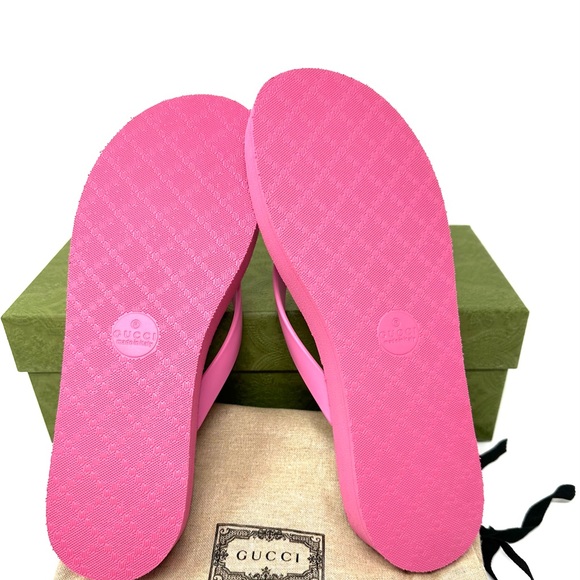 GUCCI Pascar Flip Flops in Chevron Rubber Pink - Picture 7 of 10